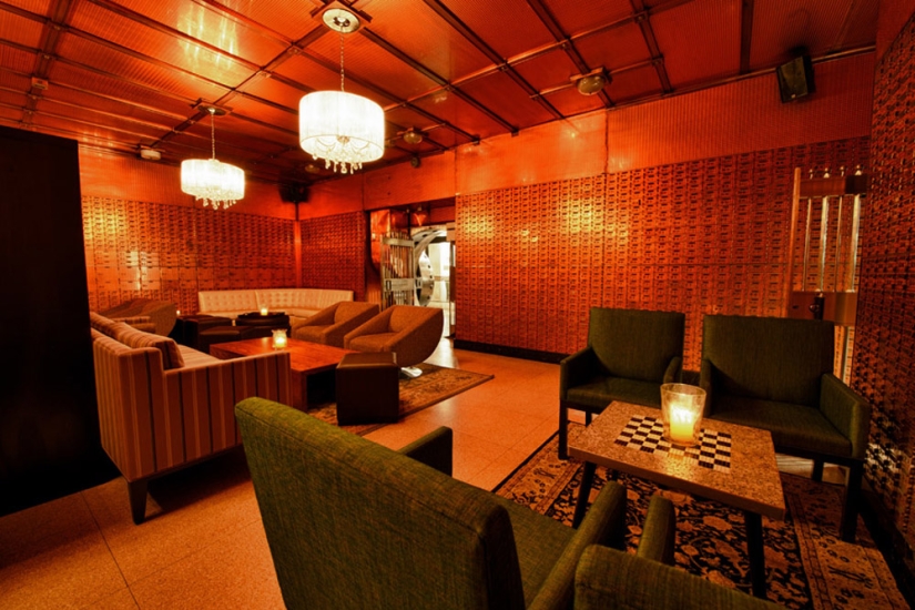 Cámara acorazada de un banco de los años 20 convertida en un elegante restaurante Cámara acorazada de un banco de los años 20 convertida en un elegante restaurante