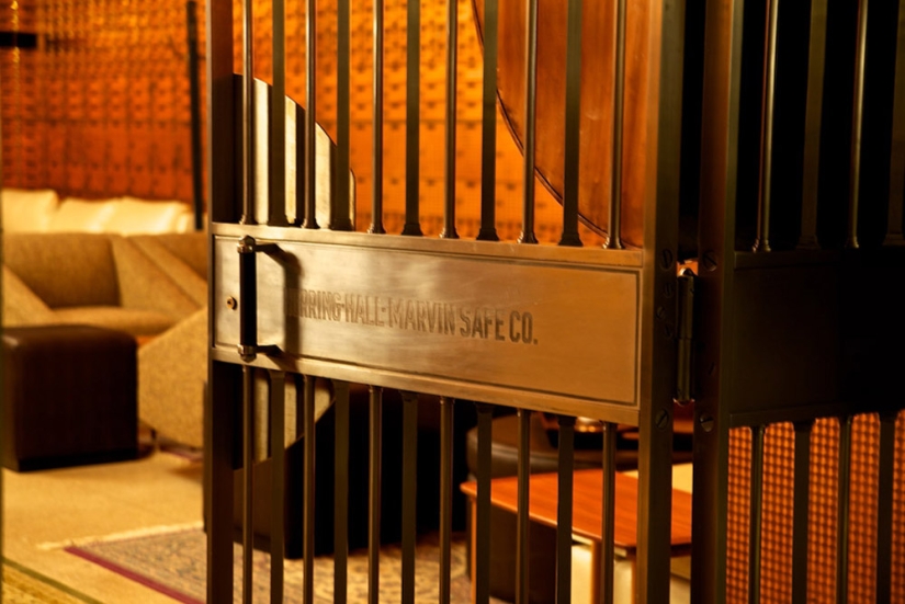 Cámara acorazada de un banco de los años 20 convertida en un elegante restaurante Cámara acorazada de un banco de los años 20 convertida en un elegante restaurante