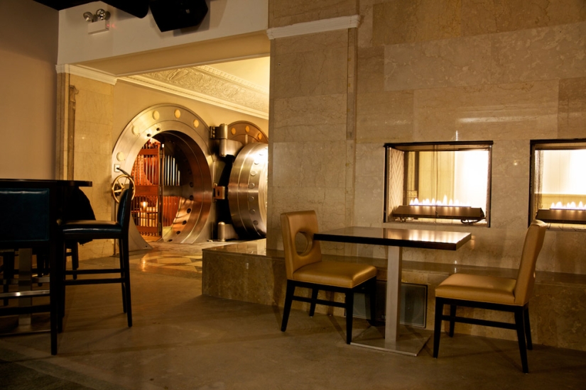 Cámara acorazada de un banco de los años 20 convertida en un elegante restaurante Cámara acorazada de un banco de los años 20 convertida en un elegante restaurante