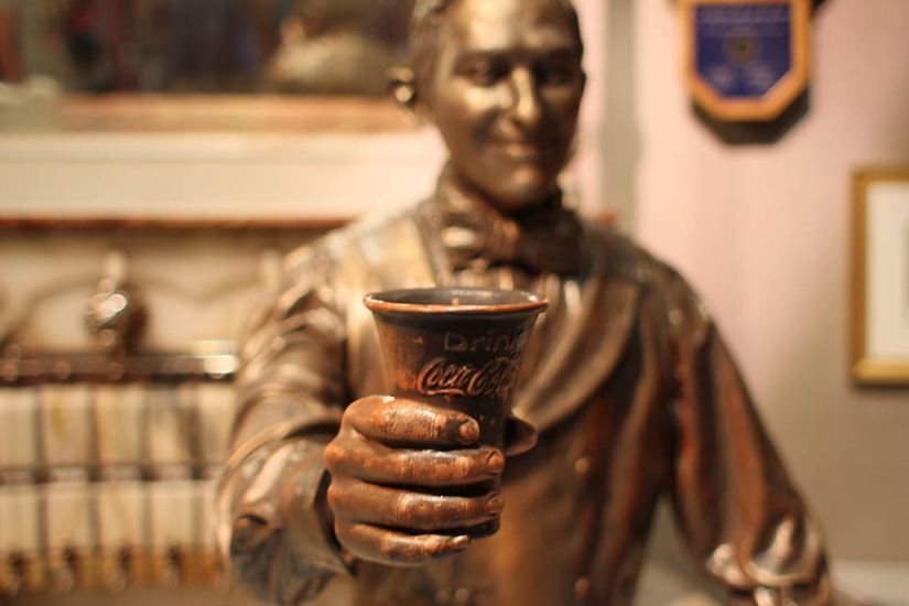 Cómo aprenderlo todo sobre la bebida más popular del mundo: un viaje al mundo de Coca-Cola