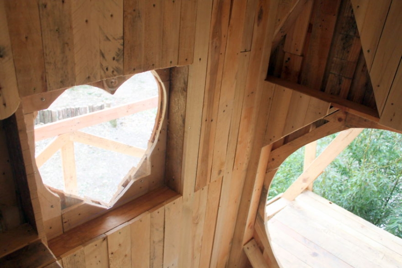 Cómo construir un castillo real para un niño a partir de paletas de madera ordinarias