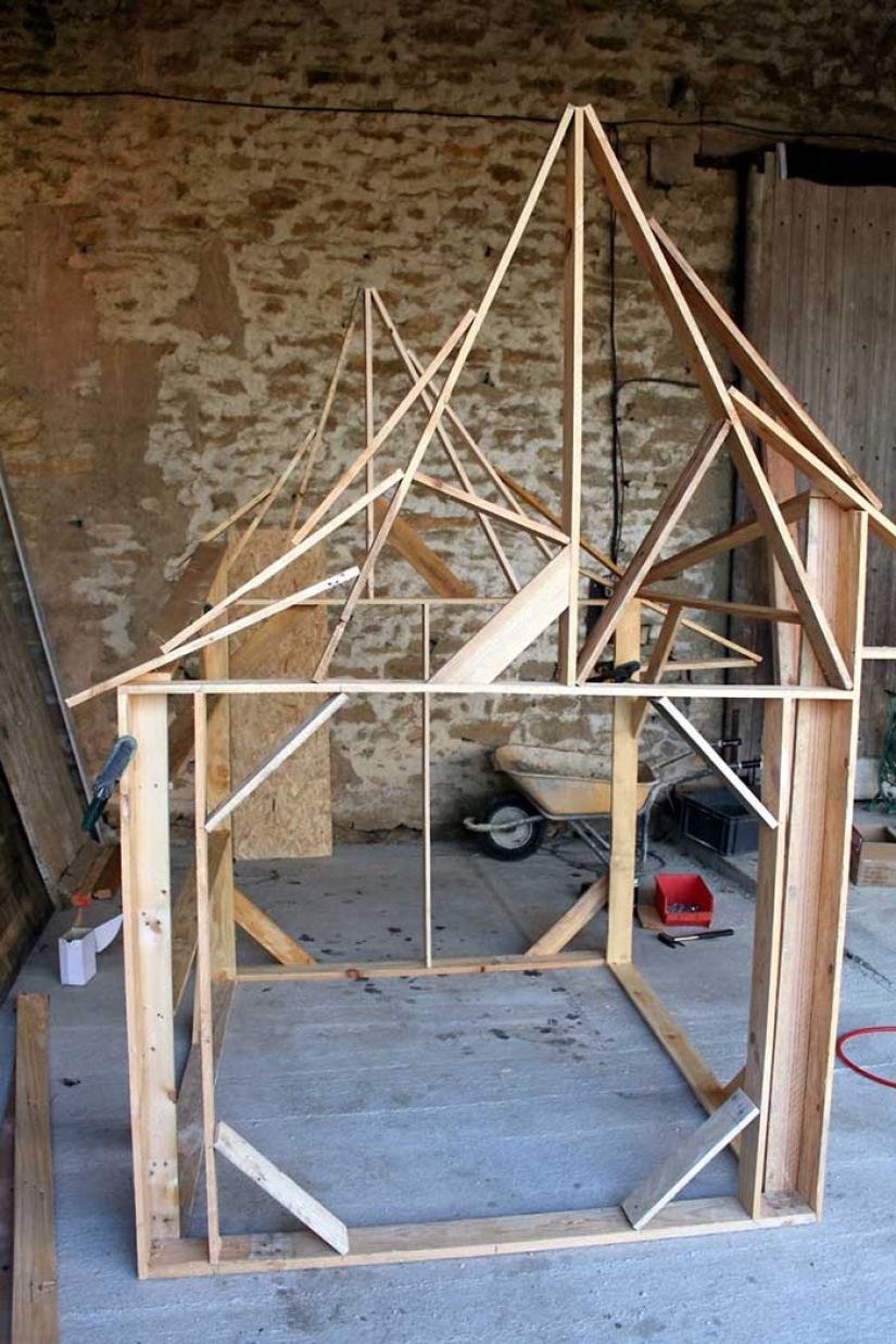 Cómo construir un castillo real para un niño a partir de paletas de madera ordinarias