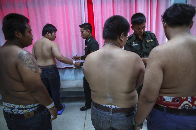 ¿Cómo es el servicio militar obligatorio en el ejército de Tailandia?