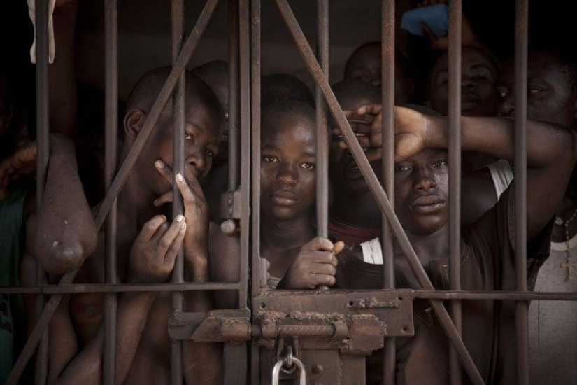 Cómo los adolescentes en Sierra Leona pasan años en prisión esperando su juicio