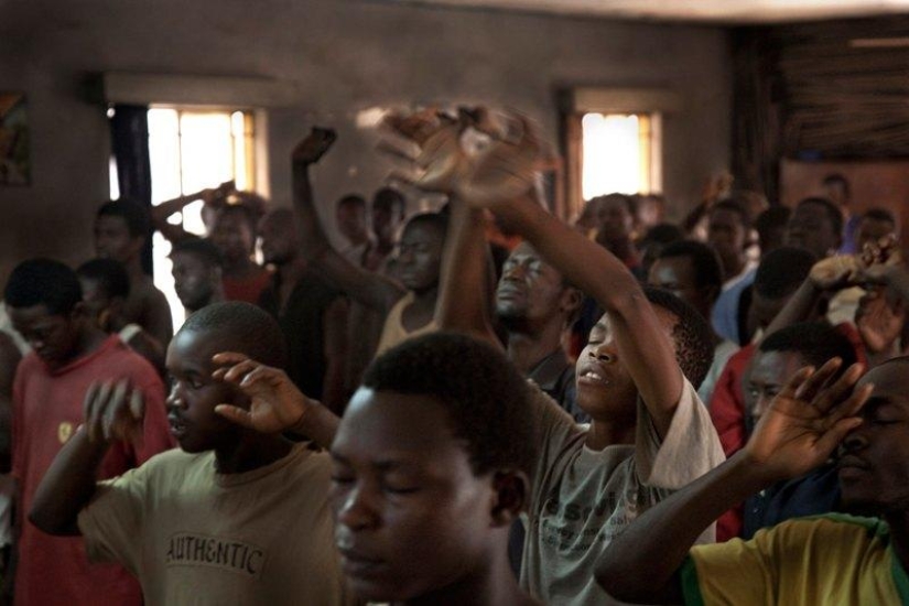 Cómo los adolescentes en Sierra Leona pasan años en prisión esperando su juicio