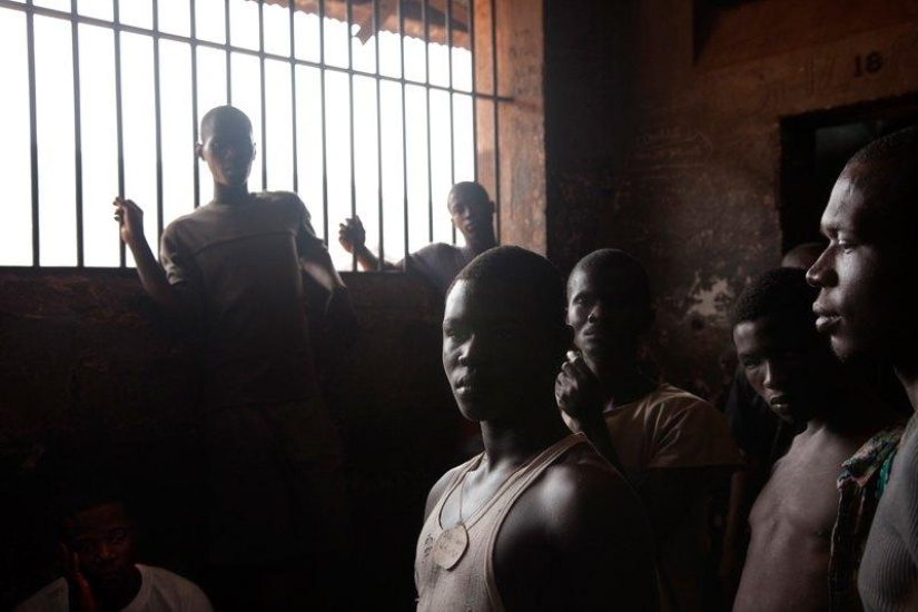 Cómo los adolescentes en Sierra Leona pasan años en prisión esperando su juicio