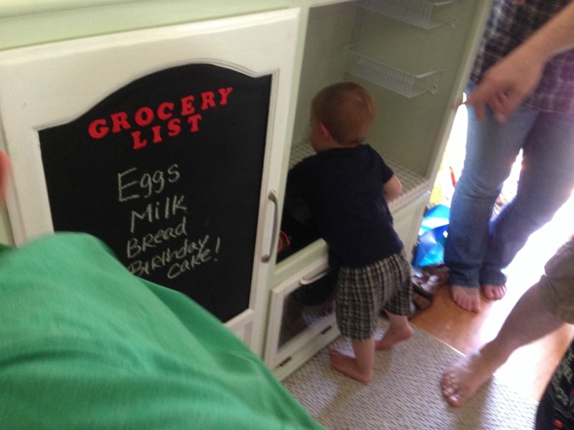 Cómo los haters acusaron a un padre que construyó una cocina de juguete para su hijo de criar a un "gay" Cómo los haters acusaron a un padre que construyó una cocina de juguete para su hijo de criar a un "gay"