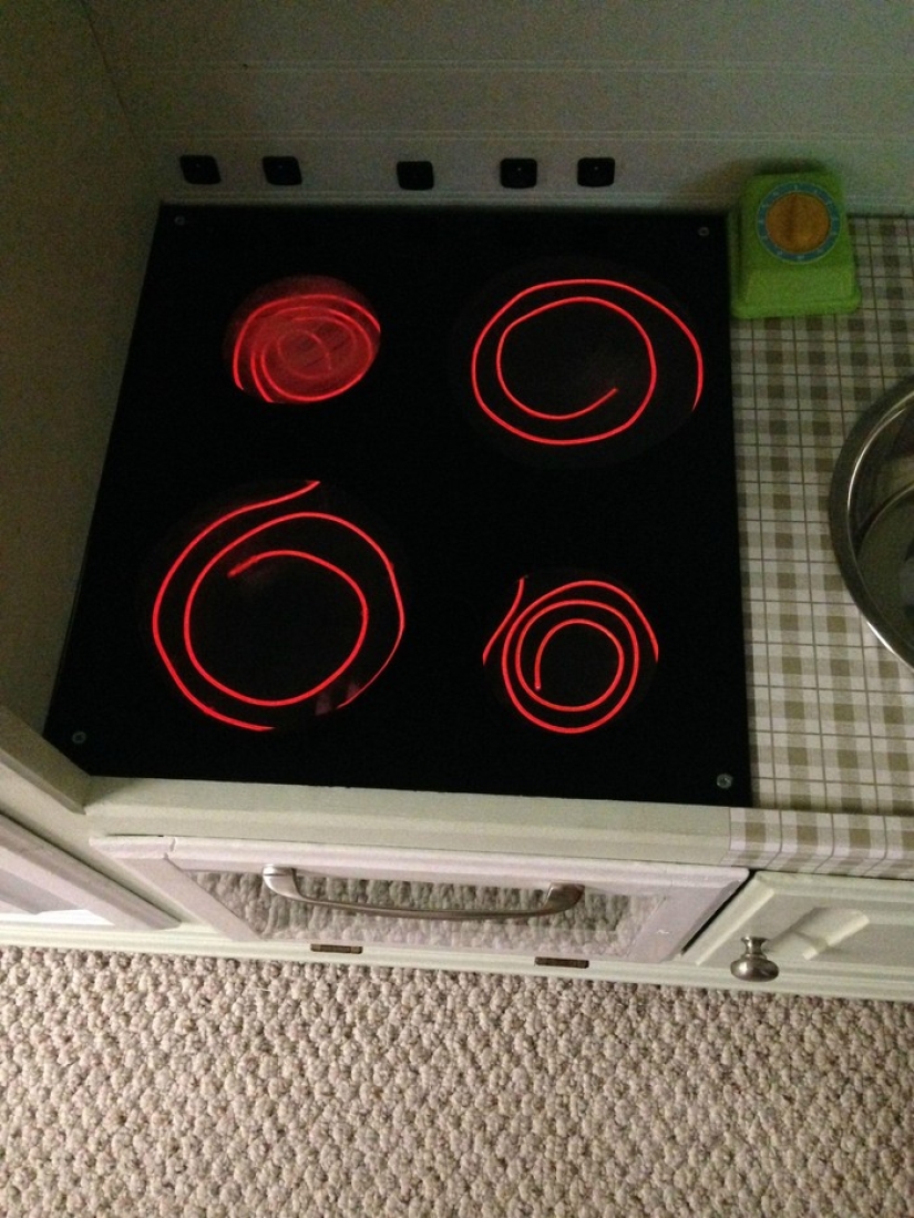 Cómo los haters acusaron a un padre que construyó una cocina de juguete para su hijo de criar a un "gay" Cómo los haters acusaron a un padre que construyó una cocina de juguete para su hijo de criar a un "gay"