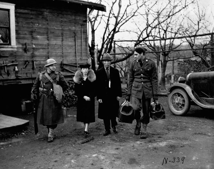 Cómo los japoneses étnicos fueron forzados a campos de concentración en los Estados Unidos después de Pearl Harbor Cómo los japoneses étnicos fueron forzados a campos de concentración en los Estados Unidos después de Pearl Harbor