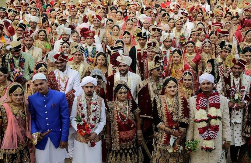 Cómo los multimillonarios ayudan a las novias indias: tradiciones colectivas de bodas en la India Cómo los multimillonarios ayudan a las novias indias: tradiciones colectivas de bodas en la India