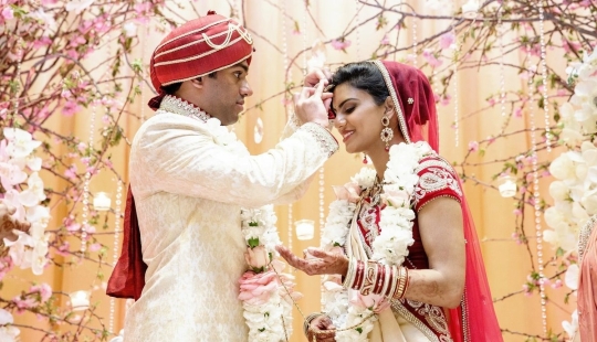 Cómo los multimillonarios ayudan a las novias indias: tradiciones colectivas de bodas en la India