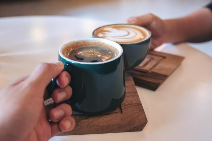 Cómo salvar los dientes de las manchas para los amantes del café: trucos prácticos de dentistas estadounidenses