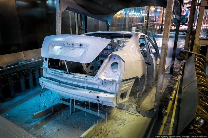 Cómo se ensamblan los automóviles Lifan en la fábrica de Derways