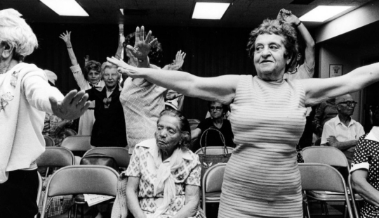 Cómo solían pasar el rato los ancianos de la comunidad judía de Miami Beach a principios de los 80 Cómo solían pasar el rato los ancianos de la comunidad judía de Miami Beach a principios de los 80