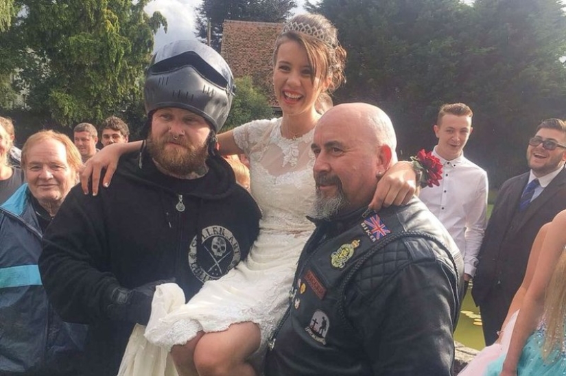 Colegiala británica celebró su graduación con 120 ciclistas