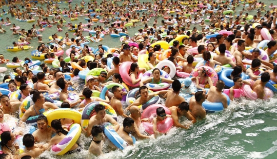 Como arenque en un barril: 10 mil chinos escapan del calor en la piscina más grande