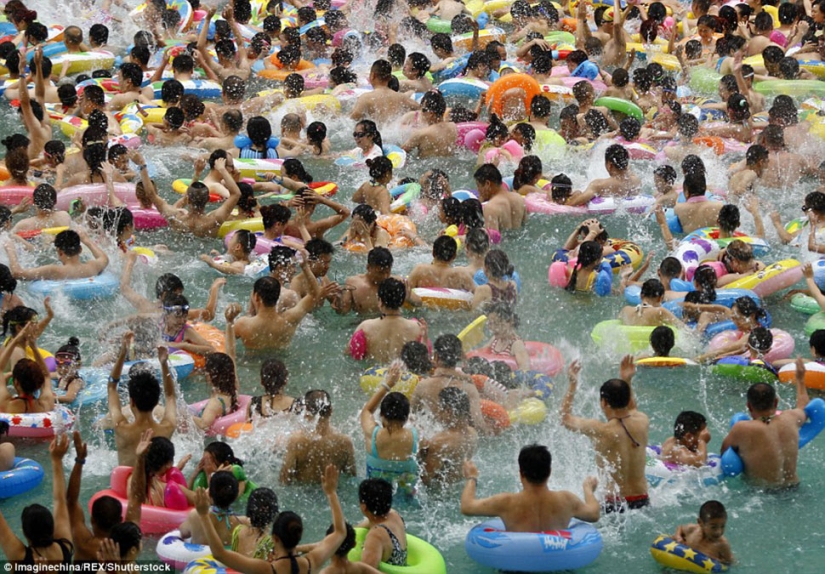 Como arenque en un barril: 10 mil chinos escapan del calor en la piscina más grande