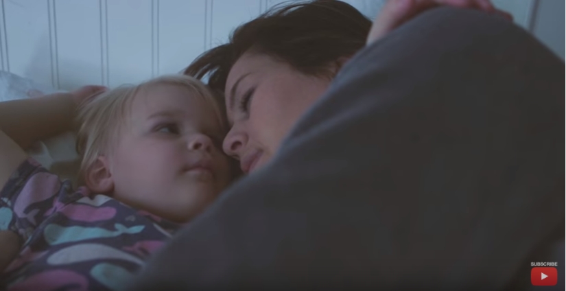 "Como de costumbre" y "mágicamente" : el mismo día a través de los ojos de madre e hijo