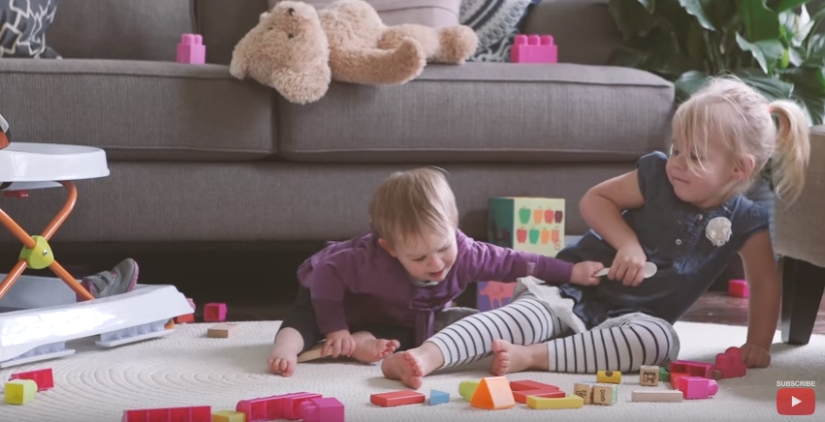 "Como de costumbre" y "mágicamente" : el mismo día a través de los ojos de madre e hijo