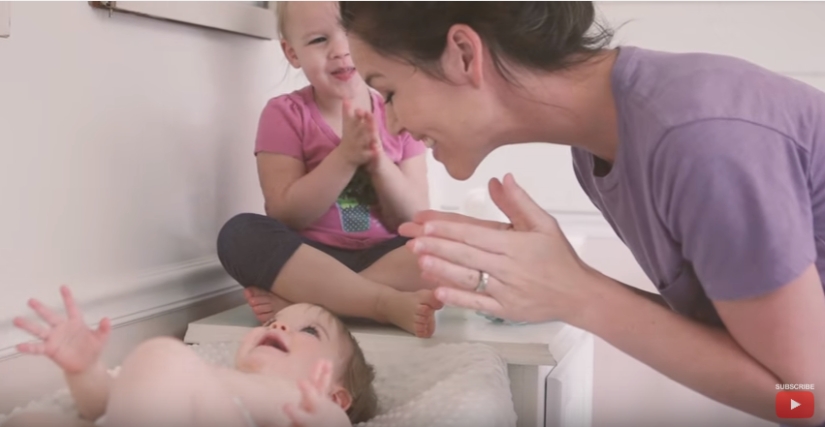 "Como de costumbre" y "mágicamente" : el mismo día a través de los ojos de madre e hijo