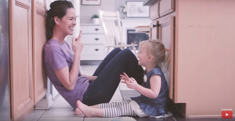 "Como de costumbre" y "mágicamente" : el mismo día a través de los ojos de madre e hijo