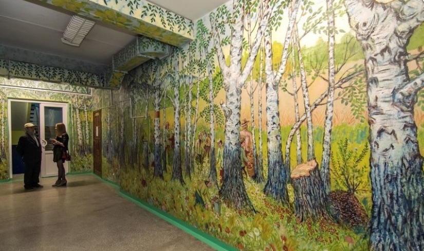 Conserje convierte paredes de escuela en galería de arte