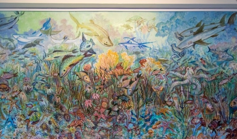 Conserje convierte paredes de escuela en galería de arte