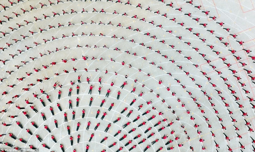 Coro de Kung Fu: 30 mil estudiantes de todo el mundo mostraron una clase en el monasterio Shaolin Coro de Kung Fu: 30 mil estudiantes de todo el mundo mostraron una clase en el monasterio Shaolin