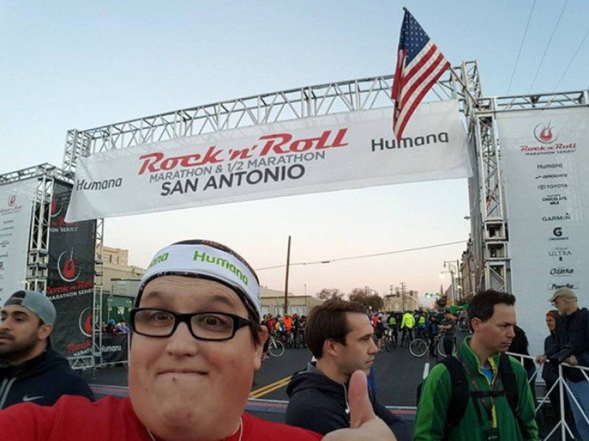 Correr sin parar: un chico que pesa 250 kg inspira a la gente con su ejemplo