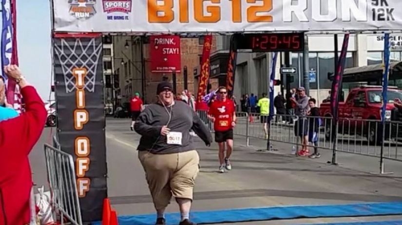Correr sin parar: un chico que pesa 250 kg inspira a la gente con su ejemplo