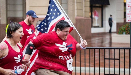 Correr sin parar: un chico que pesa 250 kg inspira a la gente con su ejemplo