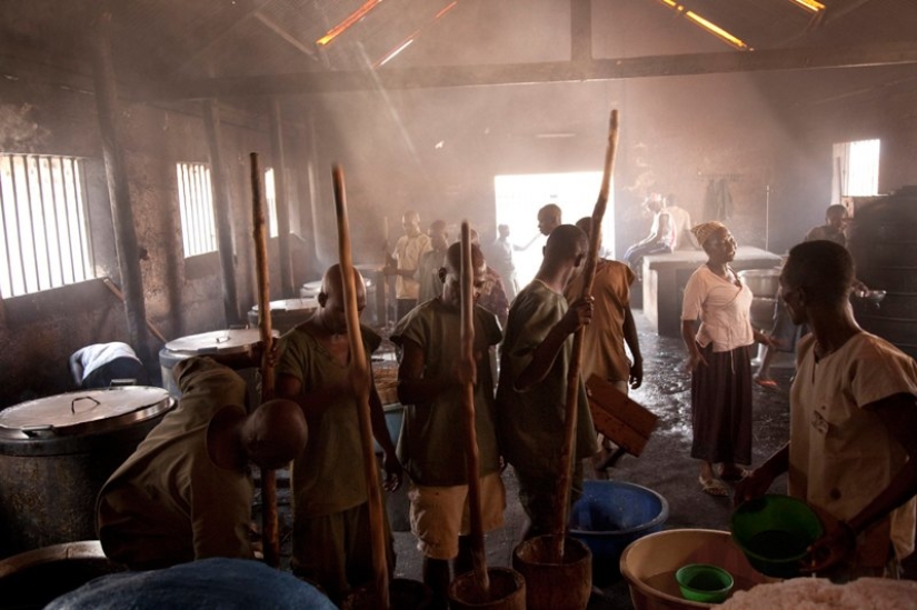 Cárcel para adolescentes en Sierra Leona: ¡aquí es donde está el verdadero infierno! Cárcel para adolescentes en Sierra Leona: ¡aquí es donde está el verdadero infierno!