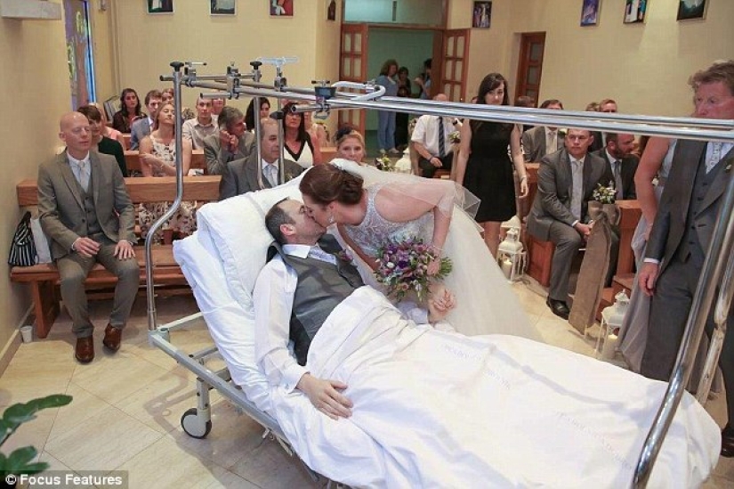 Cuando el novio se rompió la pierna, los recién casados cancelaron la ceremonia de 5 50,000 y se casaron en el hospital