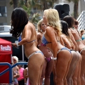 Culturistas estadounidenses vestidos con trajes de baño en honor al Día de los Caídos