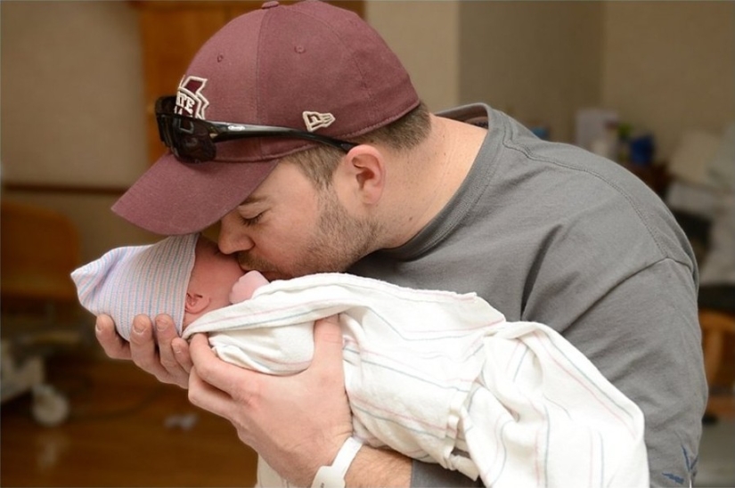 Dads see their newborn babies for the first time Dads see their newborn babies for the first time