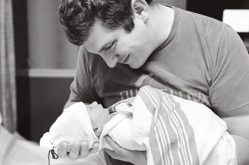 Dads see their newborn babies for the first time Dads see their newborn babies for the first time