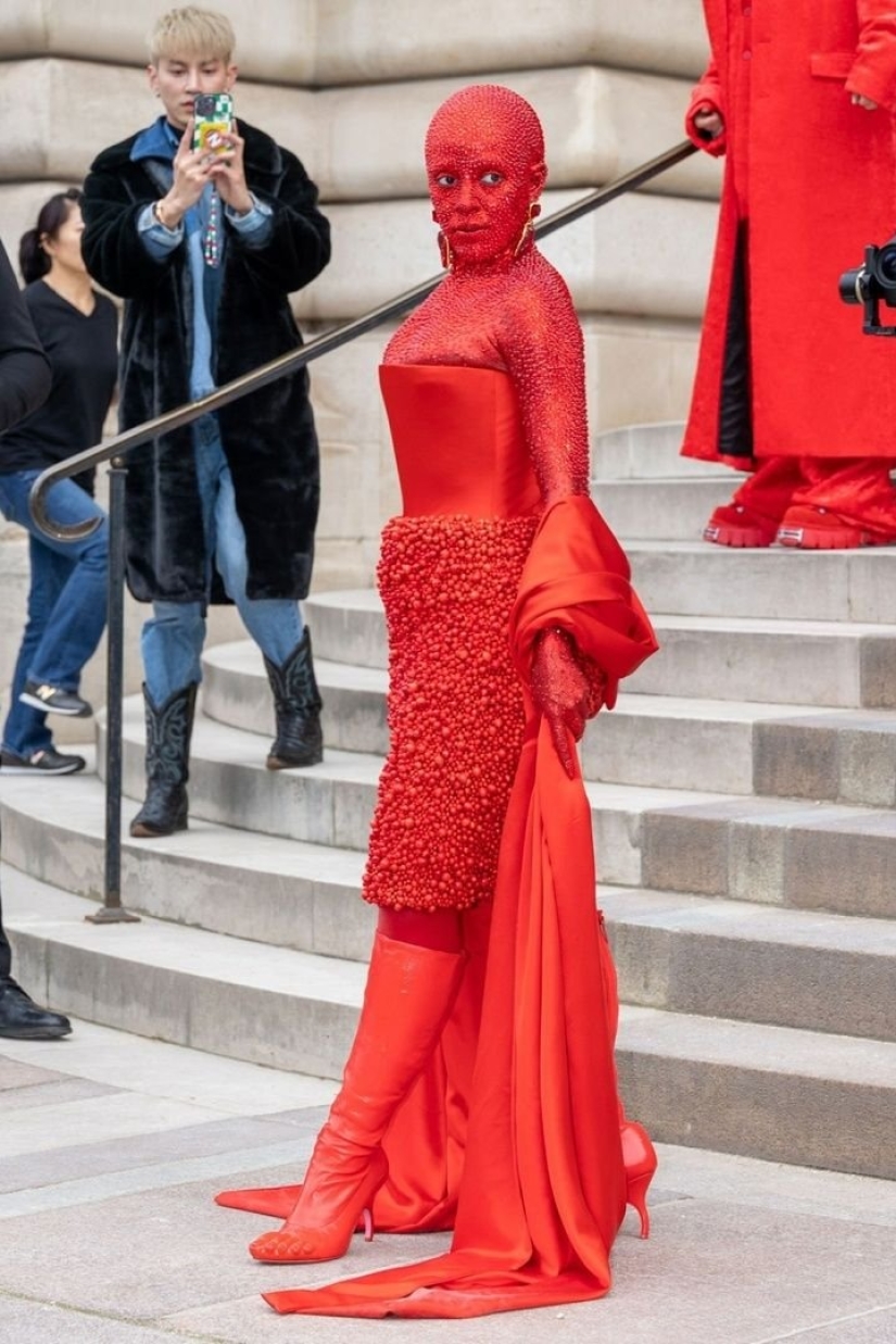 De clásicos sobrios a pura basura: imágenes de estrellas en la Semana de la Moda de París