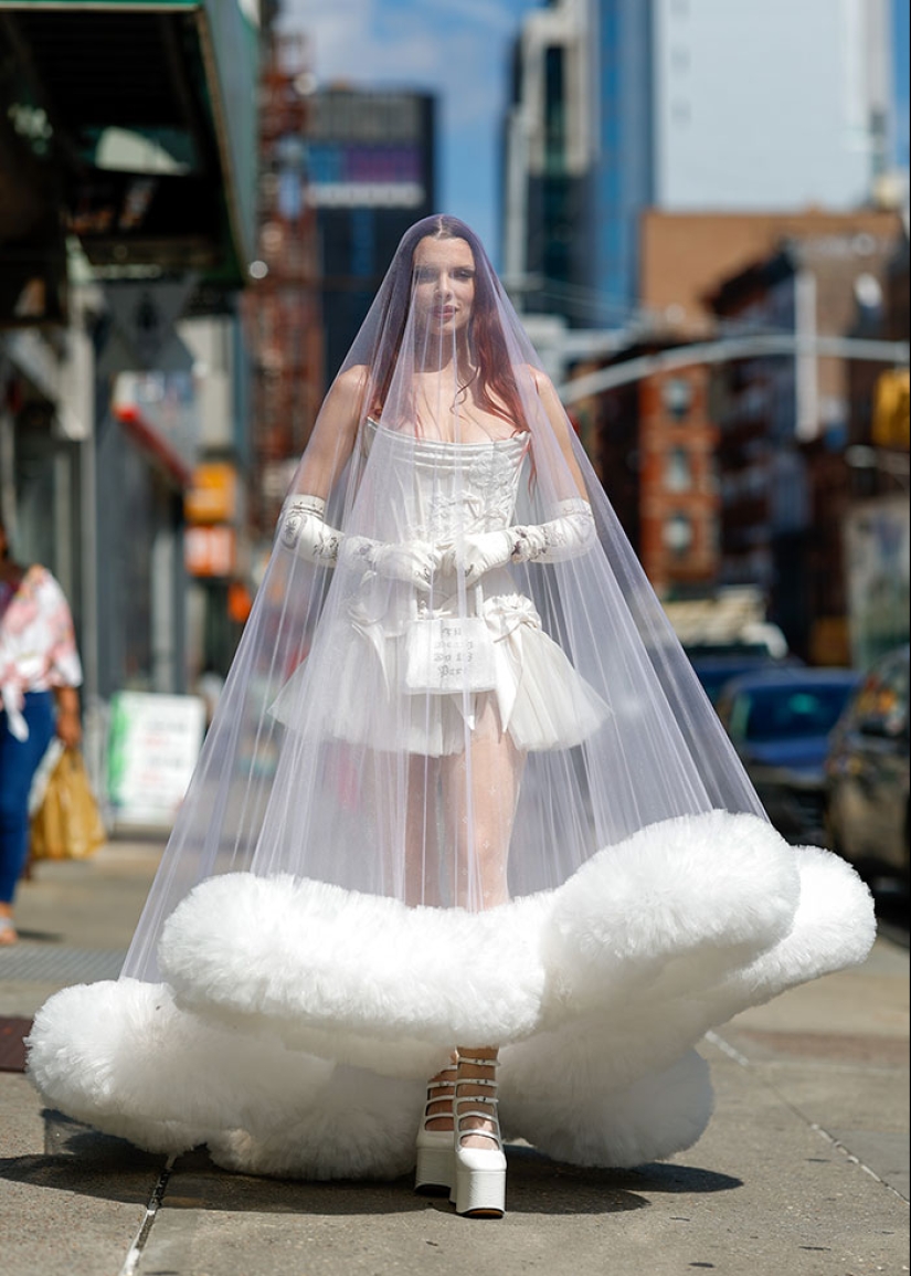 De “la musa de Josh Safdie” a “ícono divisivo de la moda”, aquí están los 10 looks más controvertidos de Julia Fox