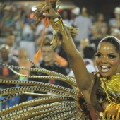 De un orfanato en los barrios marginales a las niñas más deseables de Brasil: la increíble historia de vida de la reina del carnaval Adriana Bombom De un orfanato en los barrios marginales a las niñas más deseables de Brasil: la increíble historia de vida de la reina del carnaval Adriana Bombom