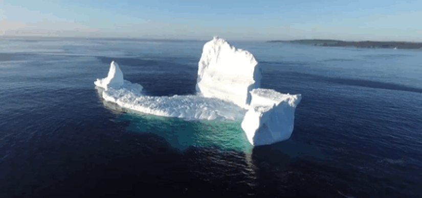 Debido a un enorme iceberg, se están acumulando atascos de tráfico de un kilómetro de largo en un pueblo canadiense