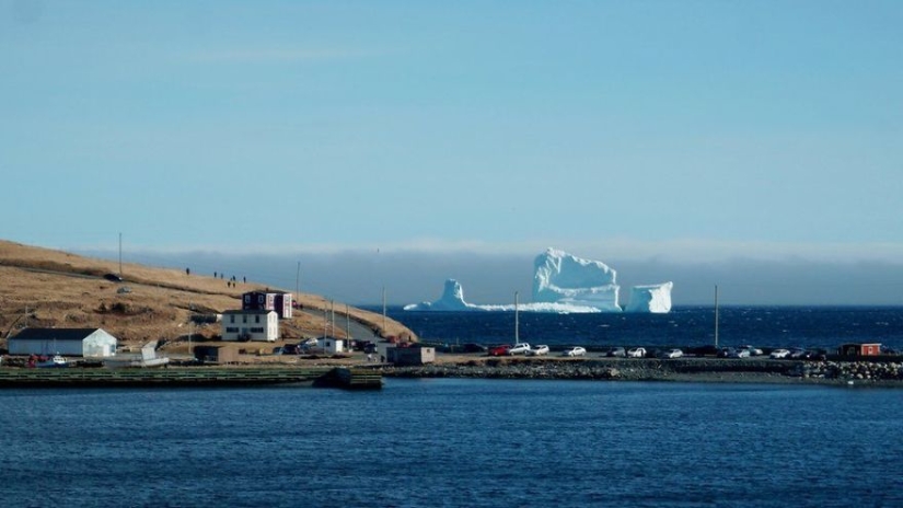 Debido a un enorme iceberg, se están acumulando atascos de tráfico de un kilómetro de largo en un pueblo canadiense