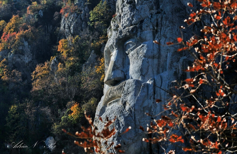 Decebal Rey De Dacia Estatua En Roca, Dacia Era Provincia Antic De Rumania, Se Europa. Decebal Rey De Dacia Estatua En Roca, Dacia Era Provincia Antic De Rumania, Se Europa.