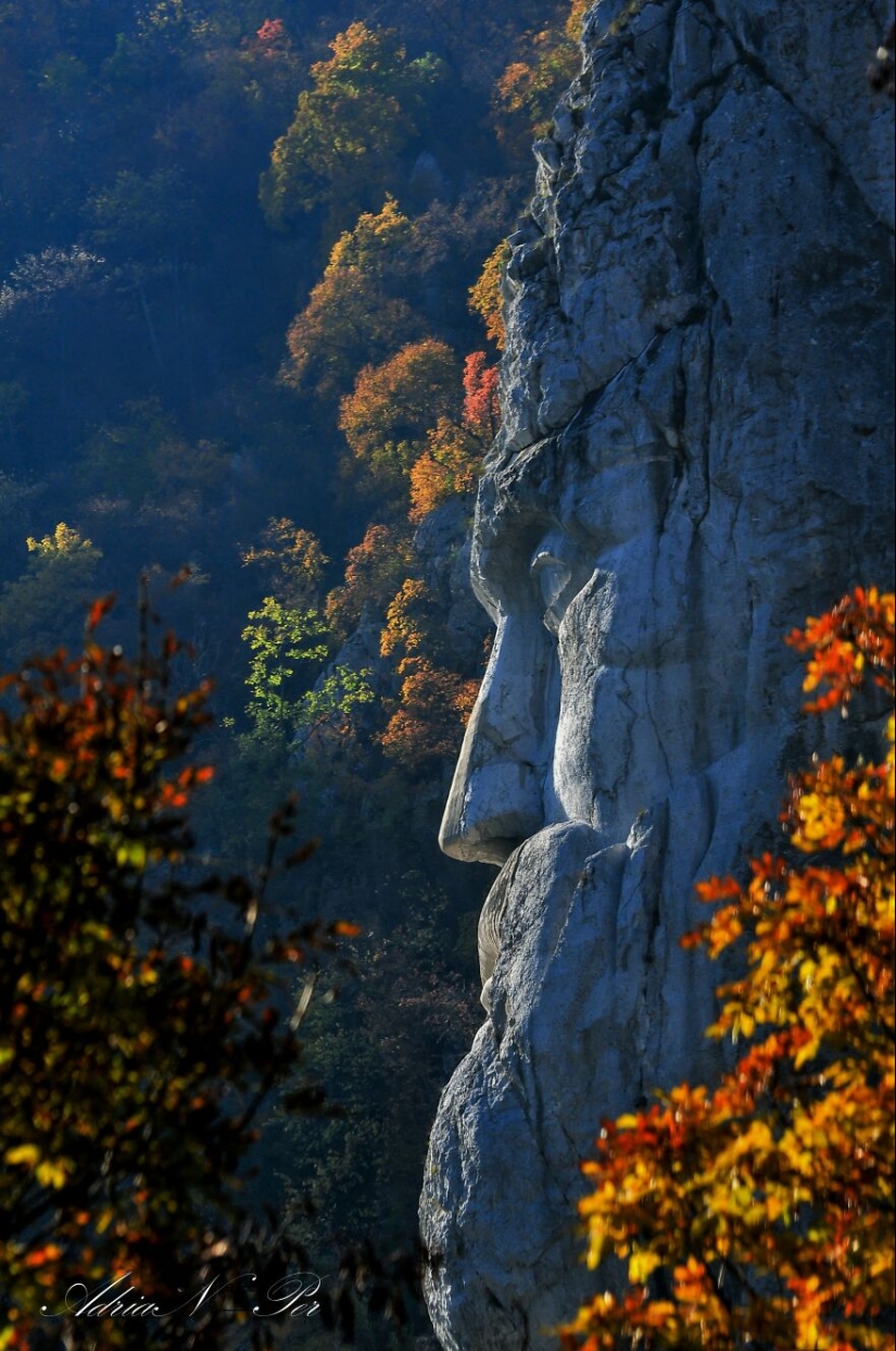 Decebal Rey De Dacia Estatua En Roca, Dacia Era Provincia Antic De Rumania, Se Europa. Decebal Rey De Dacia Estatua En Roca, Dacia Era Provincia Antic De Rumania, Se Europa.