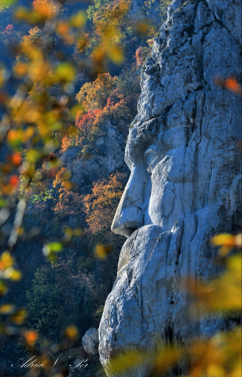 Decebal Rey De Dacia Estatua En Roca, Dacia Era Provincia Antic De Rumania, Se Europa. Decebal Rey De Dacia Estatua En Roca, Dacia Era Provincia Antic De Rumania, Se Europa.