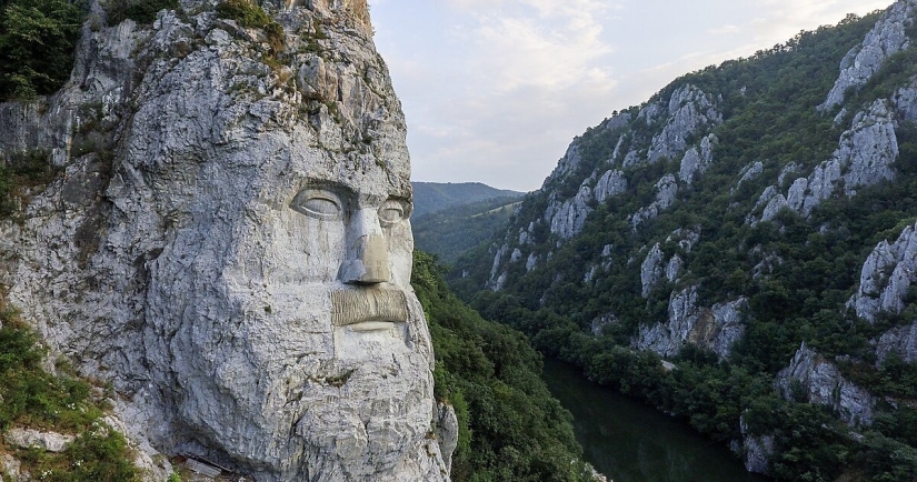 Decebal Rey De Dacia Estatua En Roca, Dacia Era Provincia Antic De Rumania, Se Europa. Decebal Rey De Dacia Estatua En Roca, Dacia Era Provincia Antic De Rumania, Se Europa.