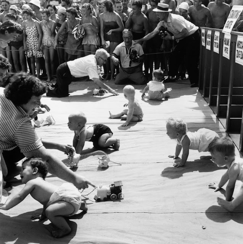 Derby in diapers: how were the retro races of crawling babies
