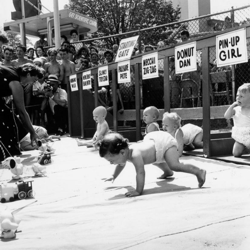 Derby in diapers: how were the retro races of crawling babies