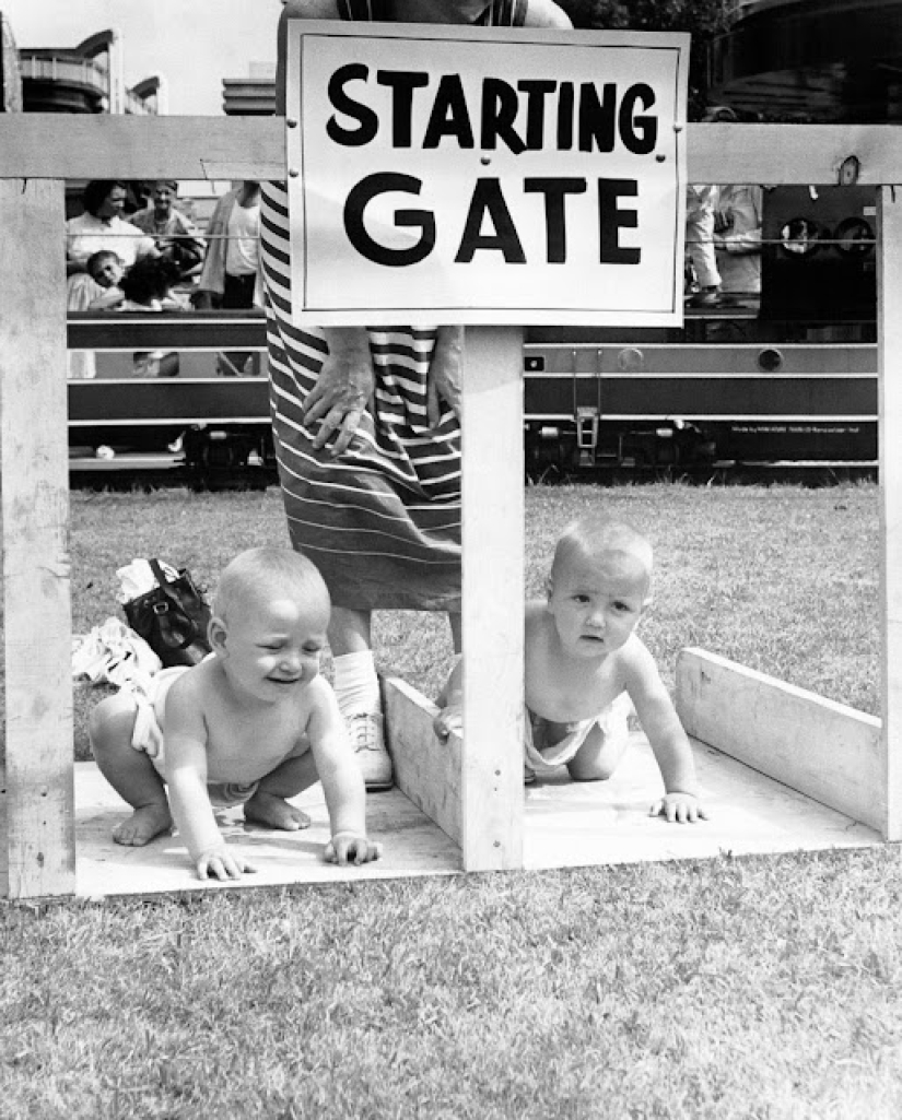 Derby in diapers: how were the retro races of crawling babies
