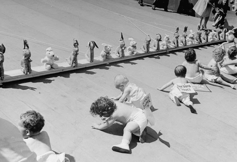 Derby in diapers: how were the retro races of crawling babies