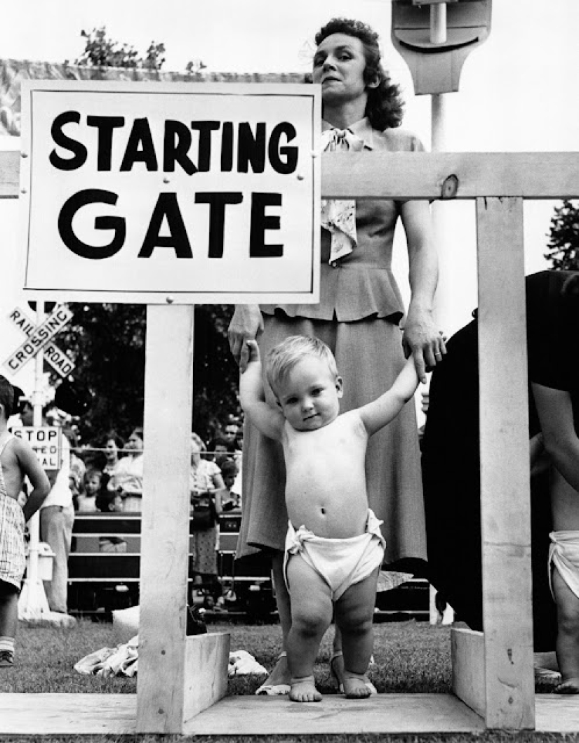 Derby in diapers: how were the retro races of crawling babies